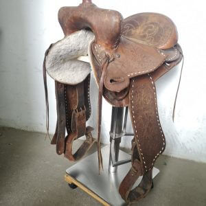 Westernreitsattel in mittleren Brauntönen als Barhocker
