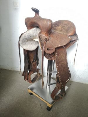 Westernreitsattel in mittleren Brauntönen als Barhocker
