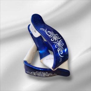 gravierter Steigbügel in blau, graviert mit feinen blumenartigen Strukturen
