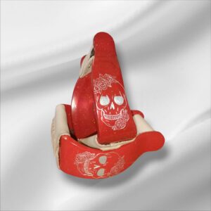 Dieser Westernsteigbügel ist rot mit einem Totenkopf und Blumen graviert