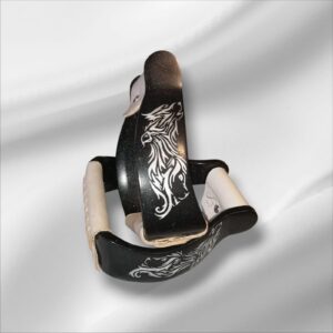 Dieser Westernsteigbügel ist schwarz mit einem ineinander liegenden Adler und Wolf graviert