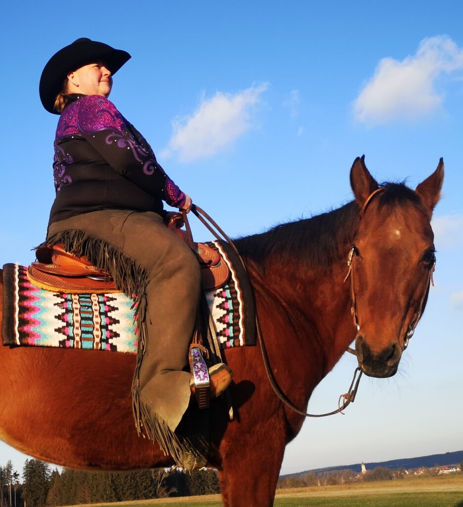 Sabrina Botur von der Medleyranch mit einem graviertem Steigbügel