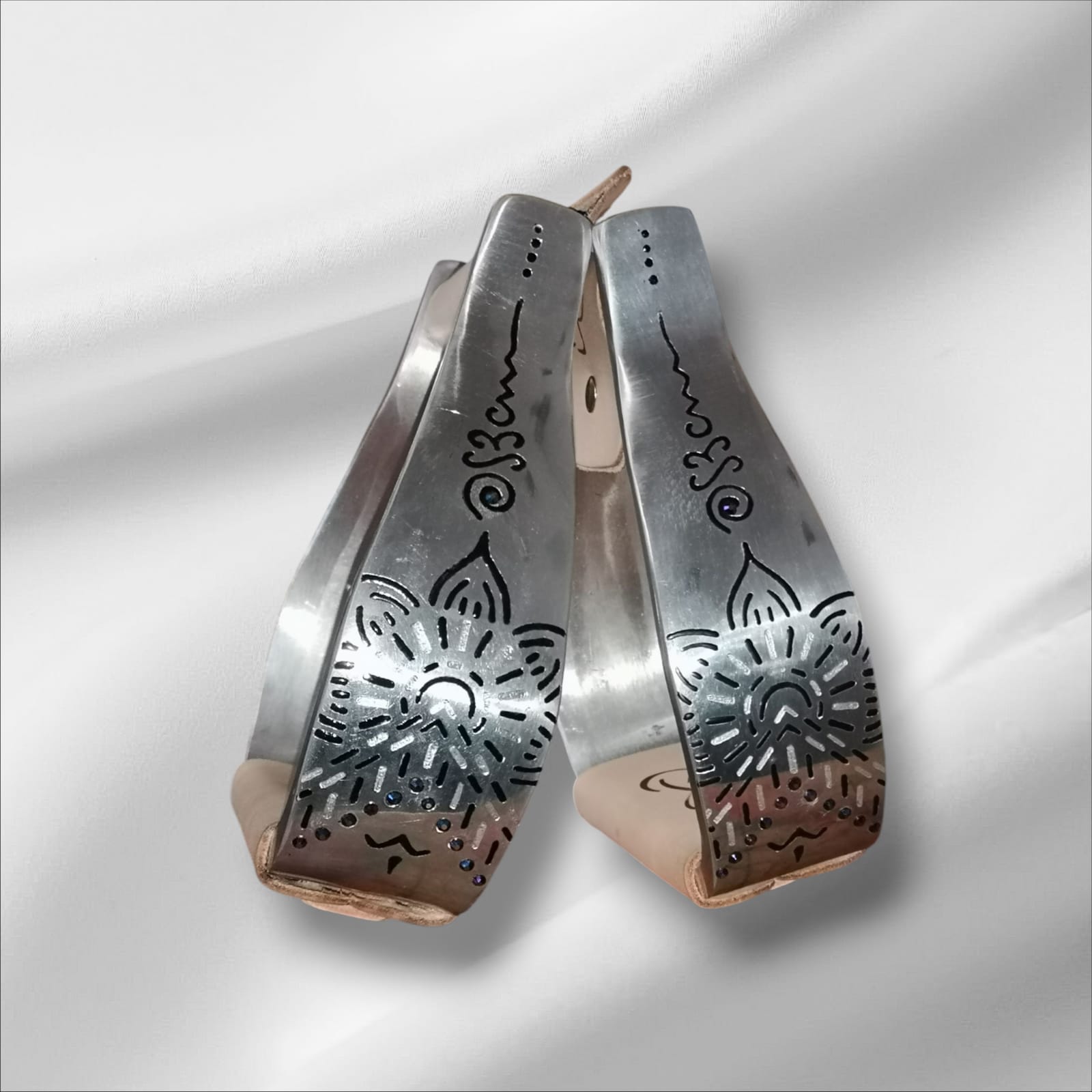 Gravierter Alu Westernsteigbügel mit Blumen- und Sonnensymbolen besetzt mit Steinen Seitenansicht