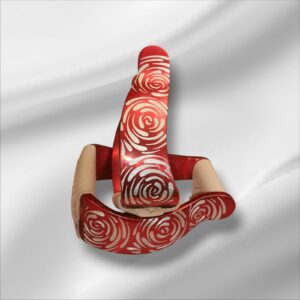 Aluminium-Westernsteigbügel in Metallic-Rot mit gravierten Rosenblüten im Muster