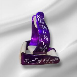 Alu-Westernsteigbügel mit Gravur ‚Ride is Life‘ und ornamentalen Verzierungen