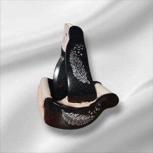 Alu-Westernsteigbügel in Schwarz mit Gravur einer Feder und Vogel-Silhouetten