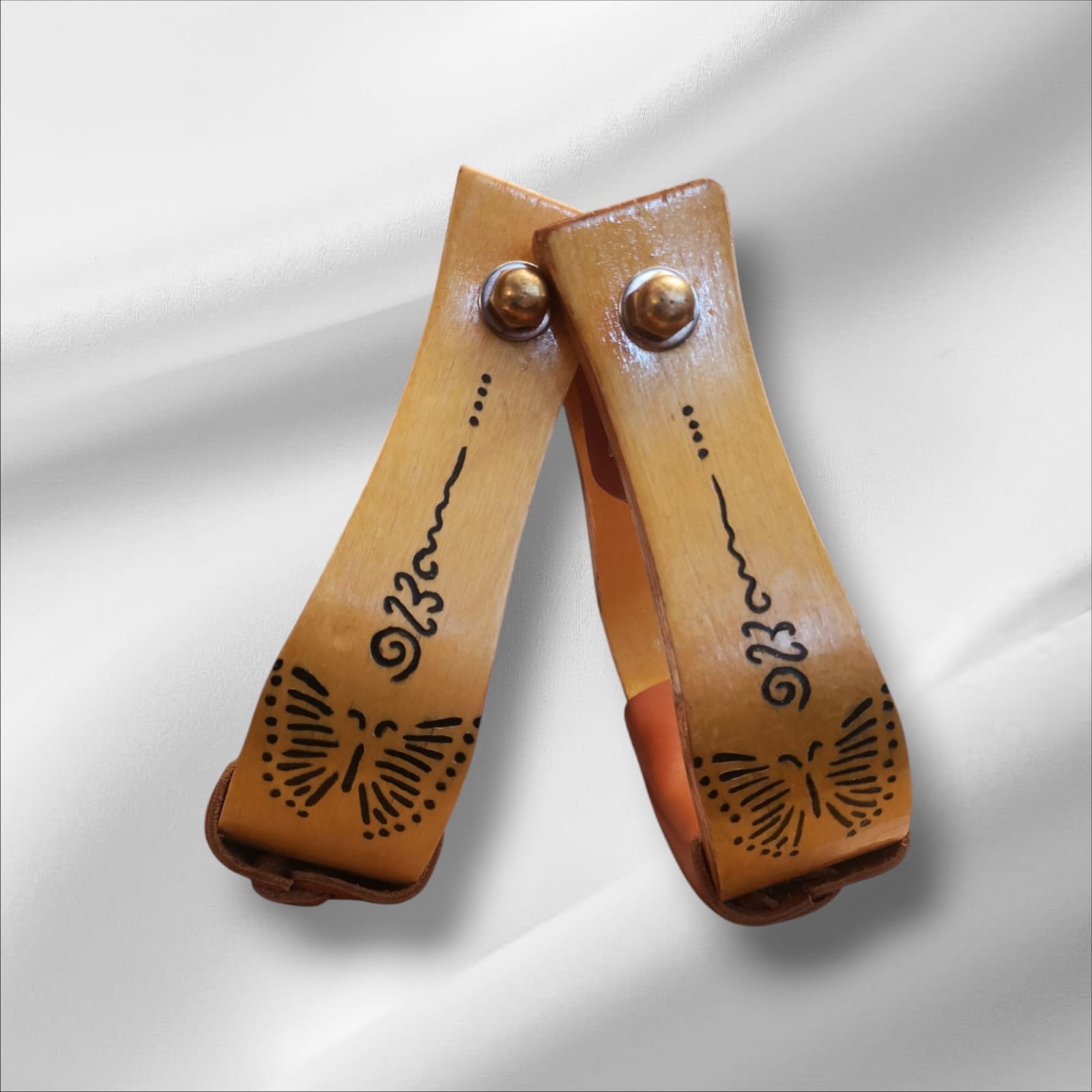 Westernsteigbügel aus Holz gebrannt mit Schmetterling Seitenansicht